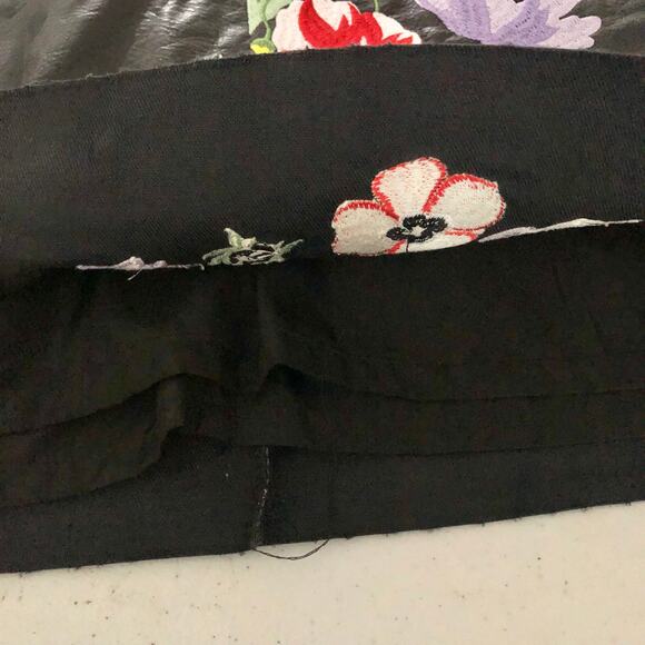 H&M Size US 10 Black Faux Leather Floral Embroidered Mini Raw Hem Biker Skirt - Picture 6 of 7